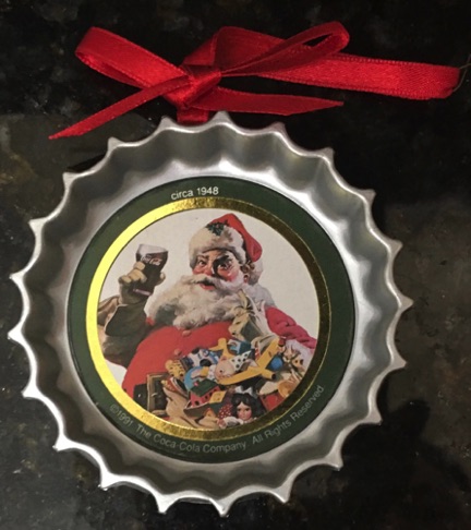 45212-1 € 3,50 coca cola ornament dop kerstman met cadeau's.jpeg
